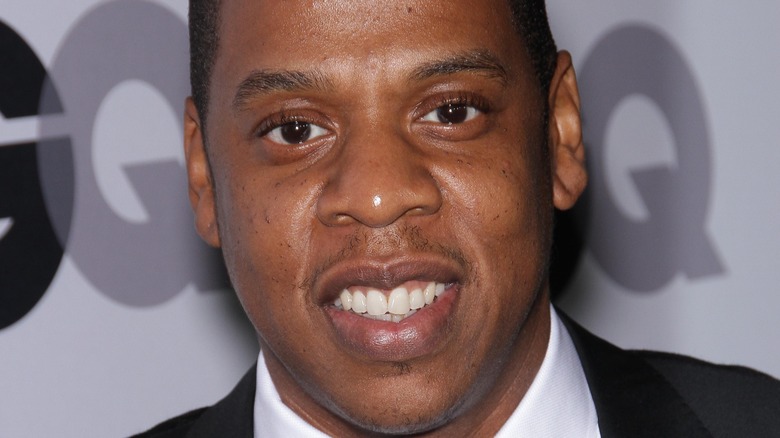 Jay-Z sourit 