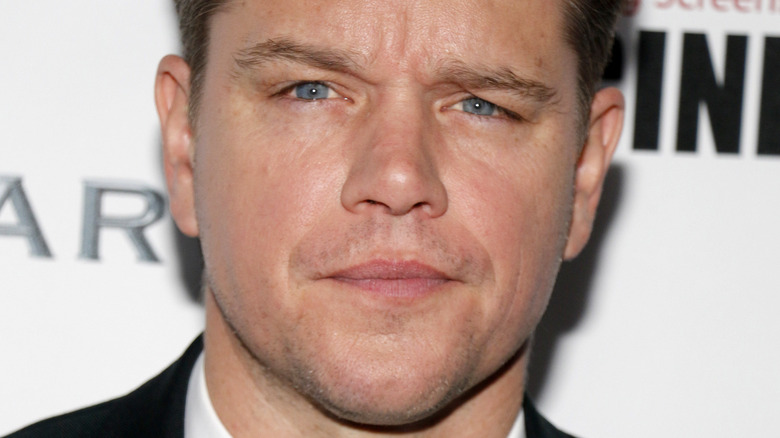 Matt Damon regarde