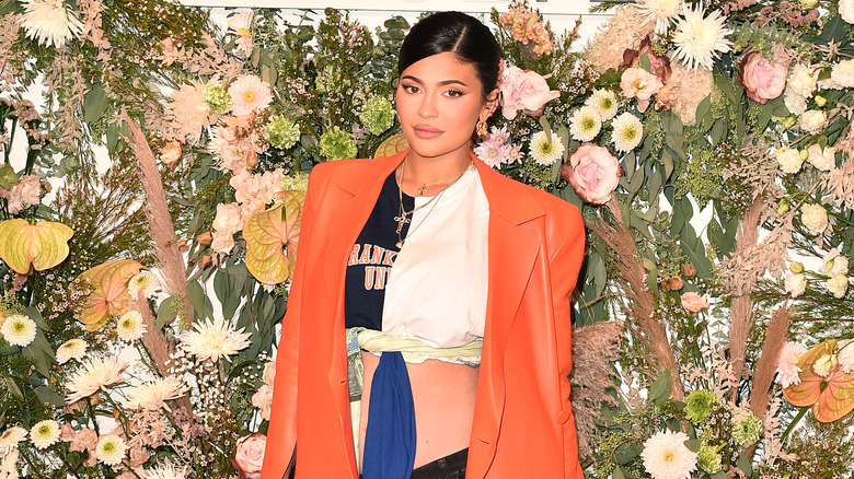 Kylie Jenner posant sur le tapis rouge