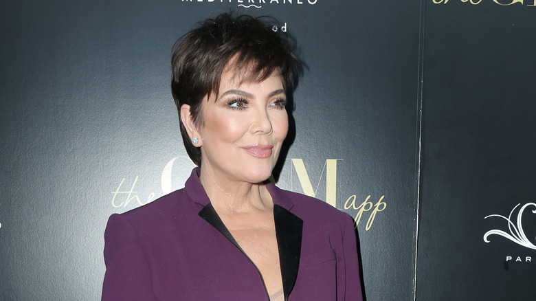 Kris Jenner pose des Cleo Awards 