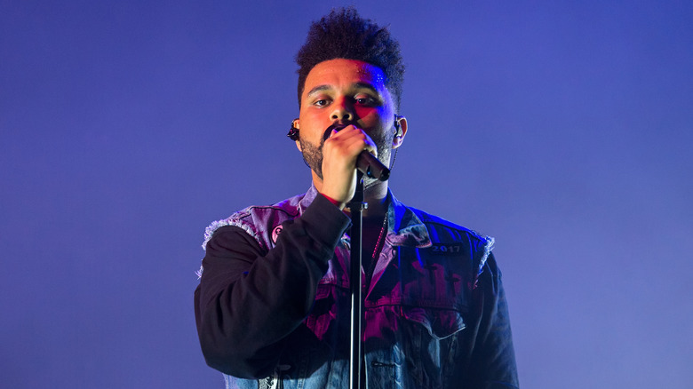 The Weeknd se produit sur scène 