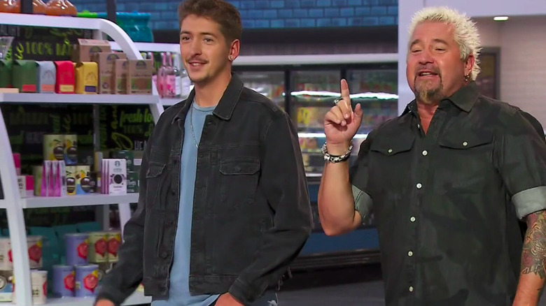 Guy Fieri et Hunter Fieri observant