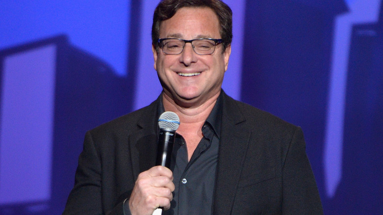 Bob Saget interprète la comédie