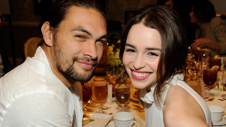 Jason Momoa et Emilia Clarke souriant