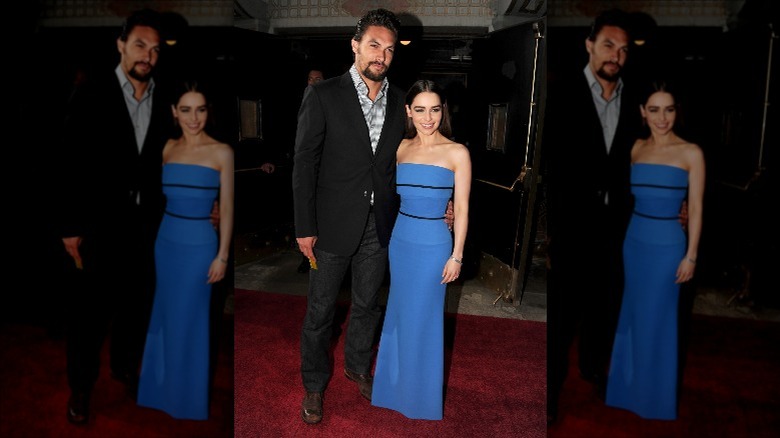 Jason Momoa et Emilia Clarke sur un tapis rouge