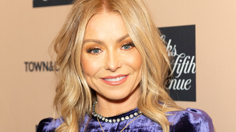 Kelly Ripa sourit sur le tapis rouge