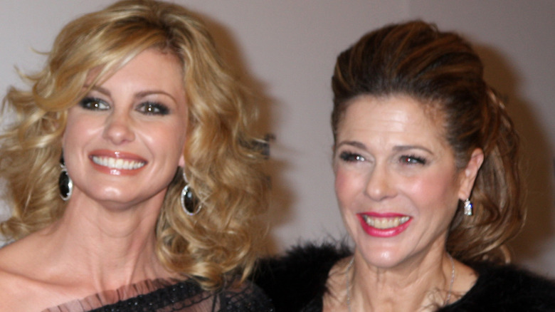 Rita Wilson et Faith Hill posent 