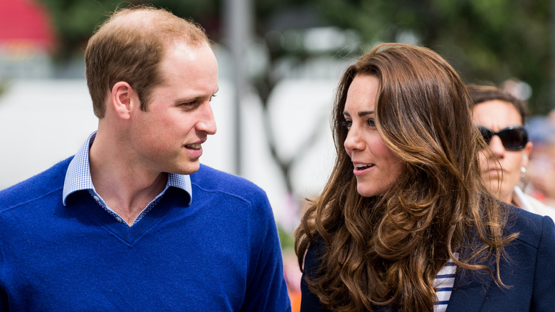 Le prince William regarde Kate Middleton