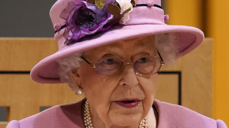 Queen Elizabeth lunettes chapeau rose fleurs