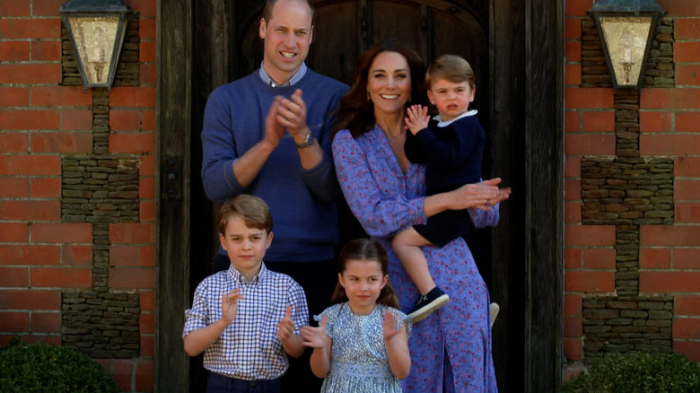 La famille Cambridge sourit à un engagement royal