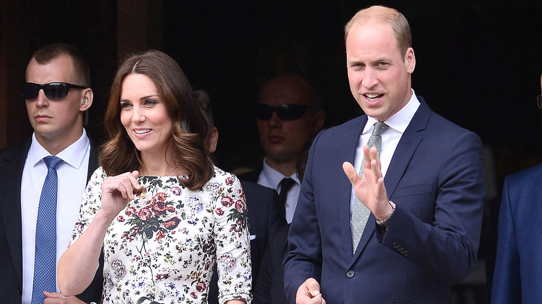 Kate Middleton et le prince William saluant