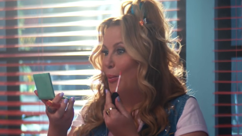 Jennifer Coolidge dans le clip 