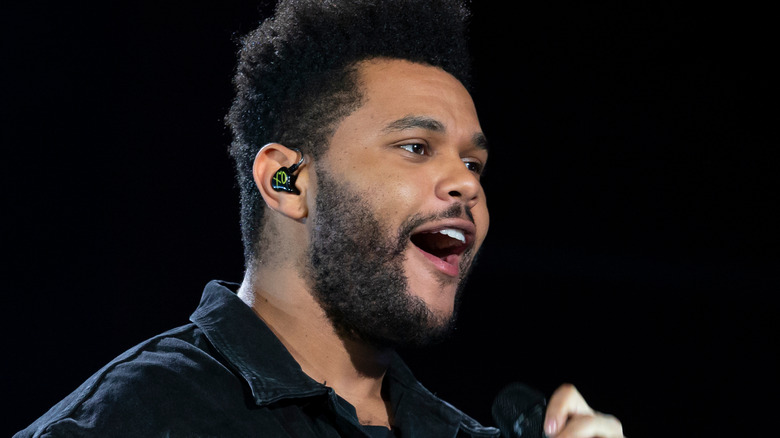 The Weeknd chante sur scène