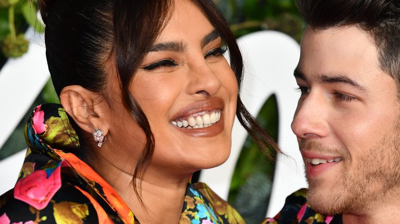 Priyanka Chopra et Nick Jonas rient