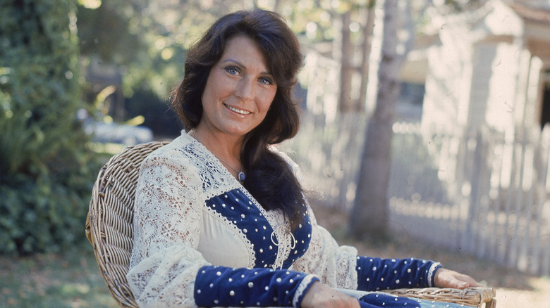 Loretta Lynn, assise seule dehors, photo des années 1970 