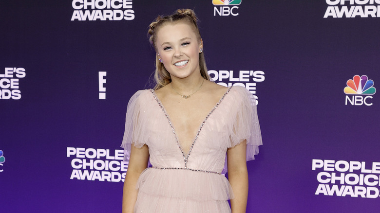 JoJo Siwa pose aux People's Choice Awards