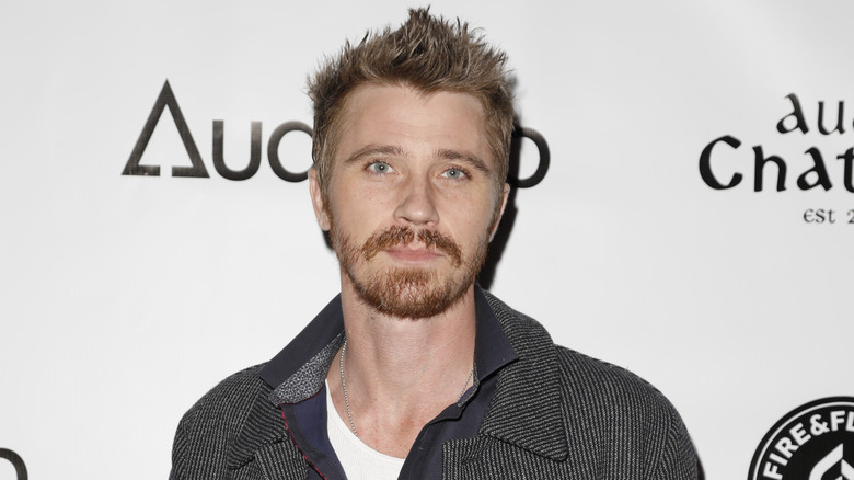 Garrett Hedlund pose sur le tapis rouge 