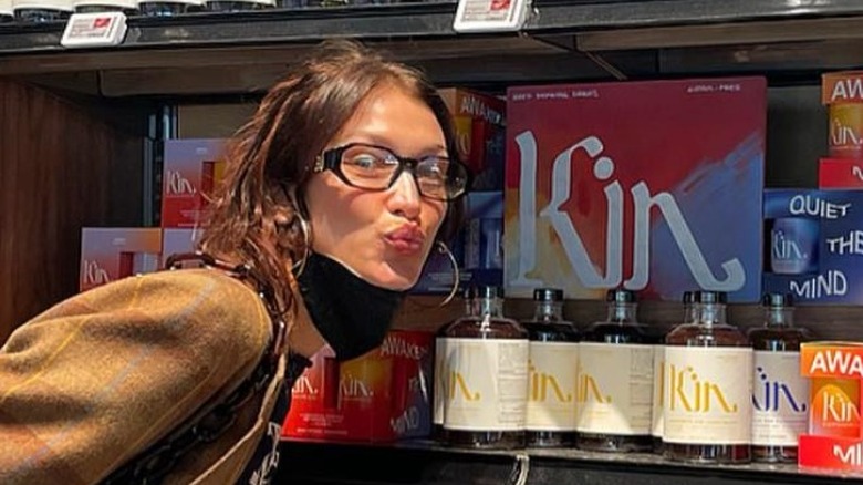 Bella Hadid posant à côté des boissons Kin Euphorics