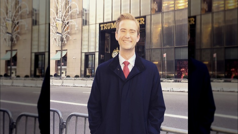 Peter Doocy devant la Trump Tower