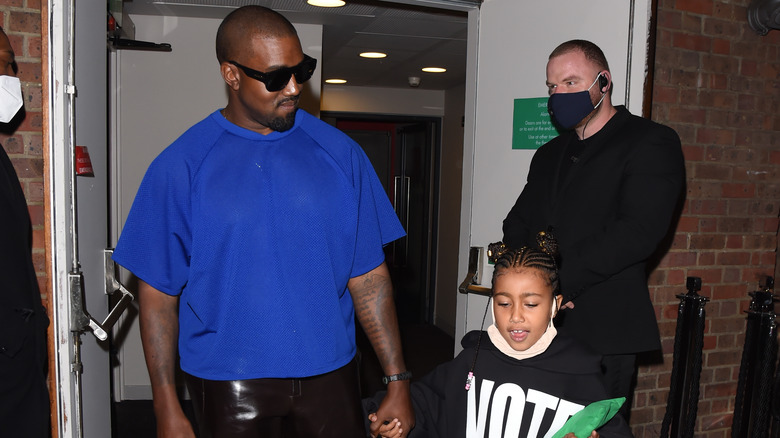 Kanye West tenant la main de North West