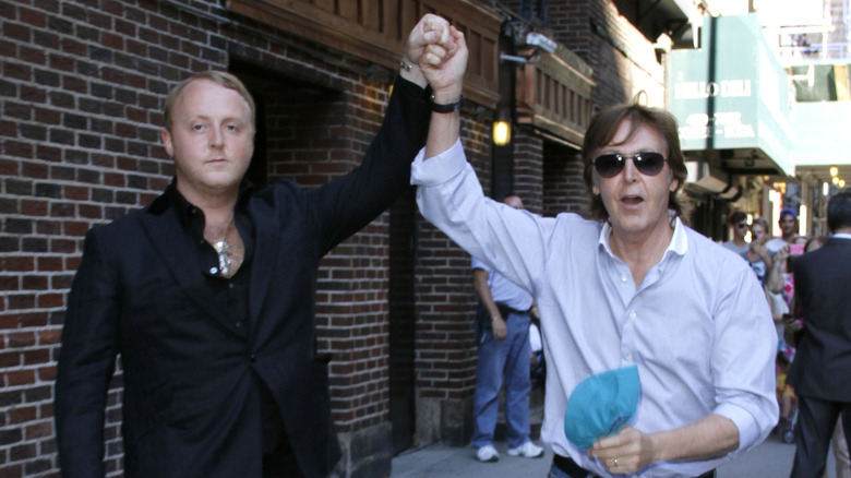 James McCartney et Paul McCartney quittant le "Late Show with David Letterman"