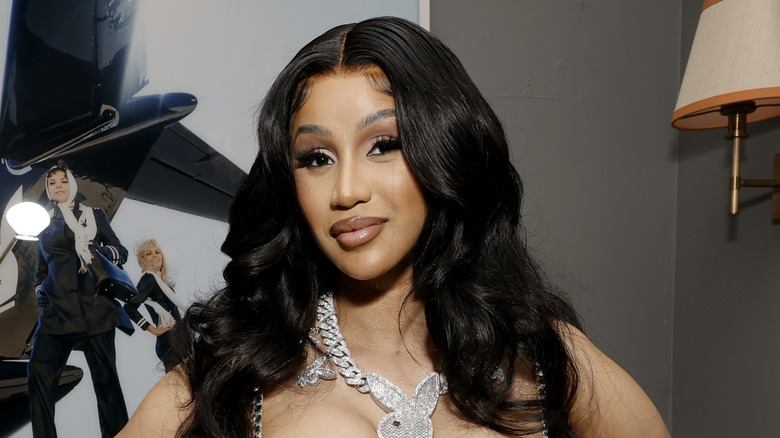 Cardi B pose pour les caméras 