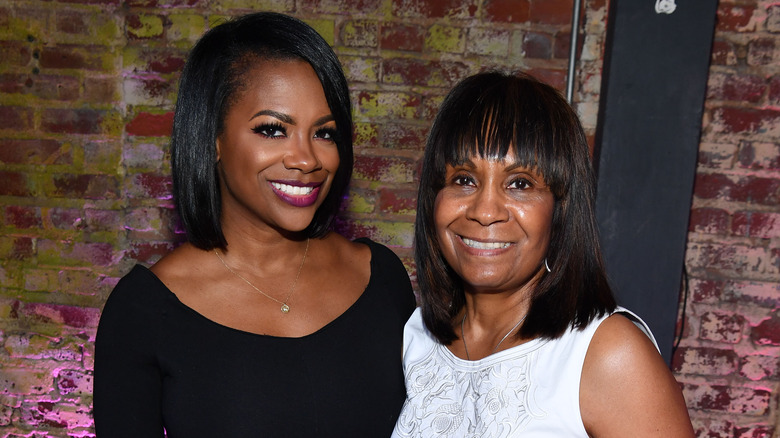 Kandi Burruss et Joyce 'Mama Joyce' Burruss fréquentant Kandi Cares 