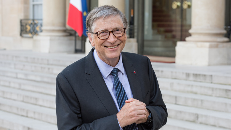 Bill Gates se serre la main