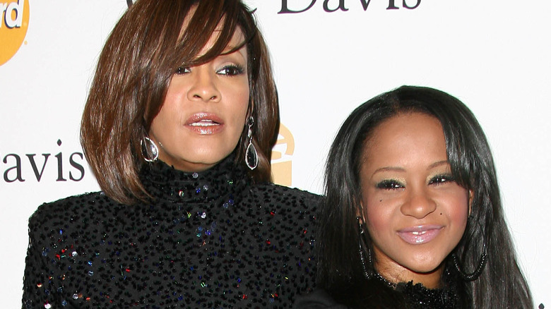 Bobbi Kristina Brown souriante à côté de Whitney Houston