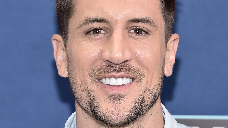 Jordan Rodgers sourit sur le tapis rouge