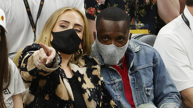 Adele et Rich Paul portant des masques