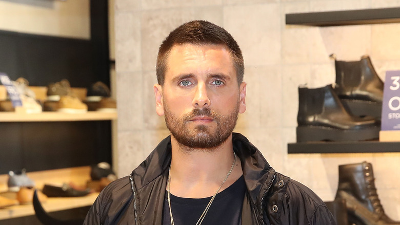 Scott Disick posant dans un magasin de chaussures