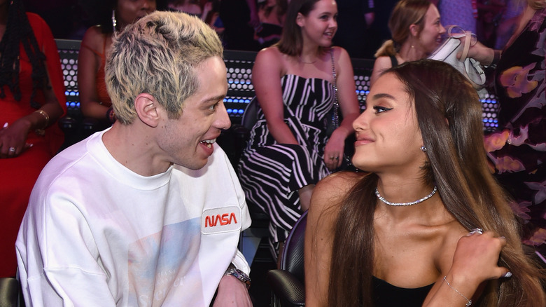 Pete Davidson regarde Ariana Grande