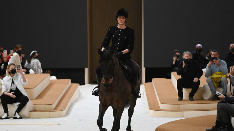 Charlotte Casiraghi à cheval sur le podium de Chanel