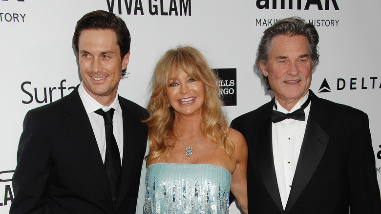 Oliver Hudson, Goldie Hawn et Kurt Russell sourient ensemble