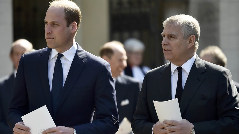 Le prince William et le prince Andrew en costume