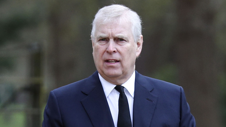 Le prince Andrew marchant à l'extérieur