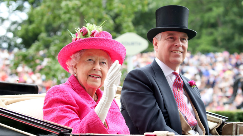 Le prince Andrew et la reine Elizabeth souriant