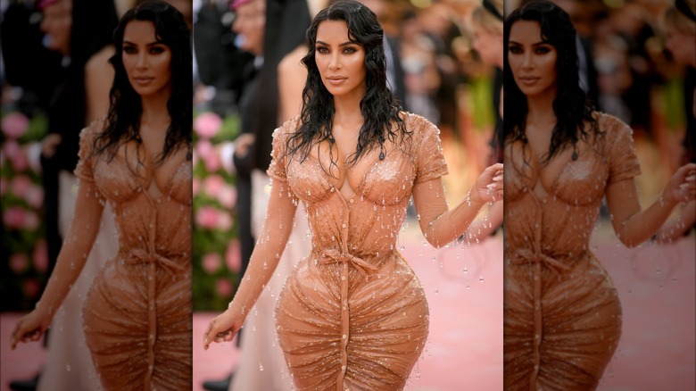 Kim Kardashian pose au gala du Met