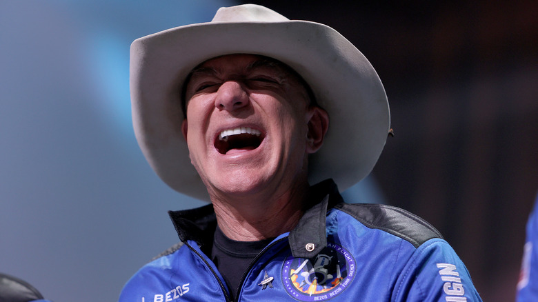 Jeff Bezos riant avec un chapeau de cow-boy