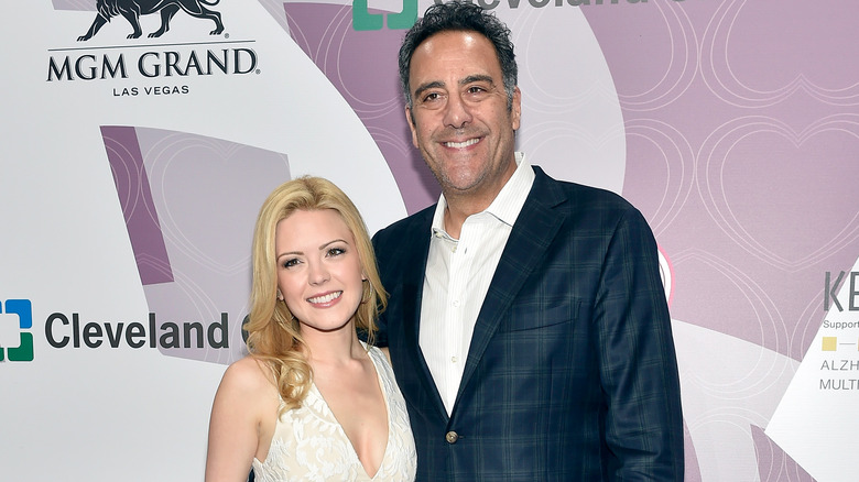 IsaBeall Quella et Brad Garrett sourient ensemble