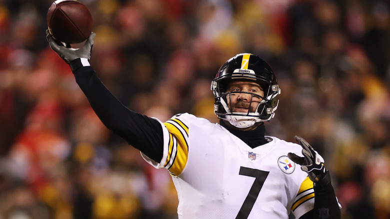 Ben Roethlisberger sur le terrain avec un ballon de football à la main