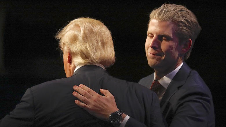 Eric Trump tapote Donald Trump dans le dos