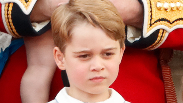 Prince George avec une expression sérieuse