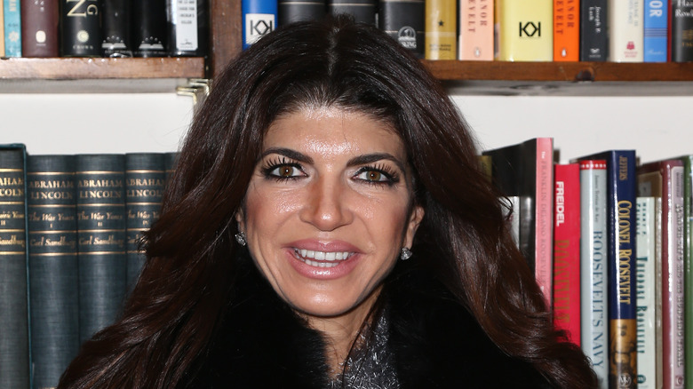 Teresa Giudice a l'air maniaque avec des livres