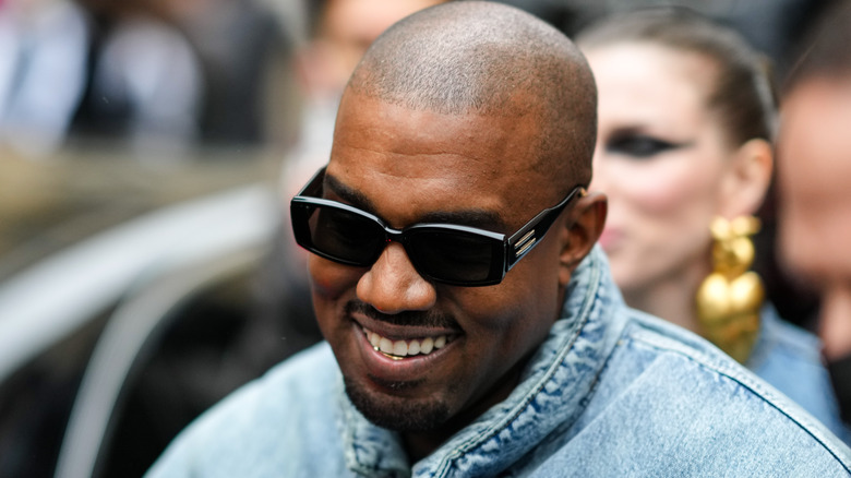 Kanye West souriant