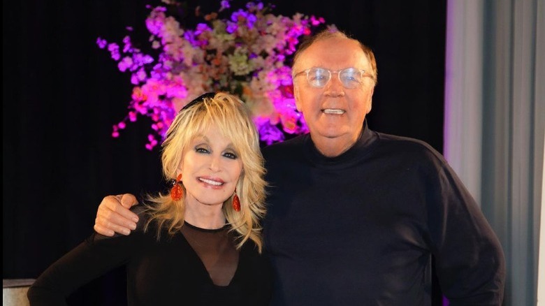 Dolly Parton et James Patterson sourient pour une photo