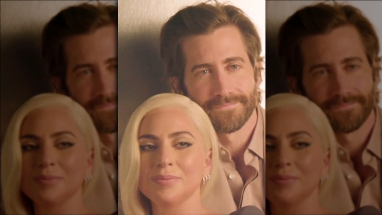 Jake Gyllenhaal tenant Lady Gaga souriante