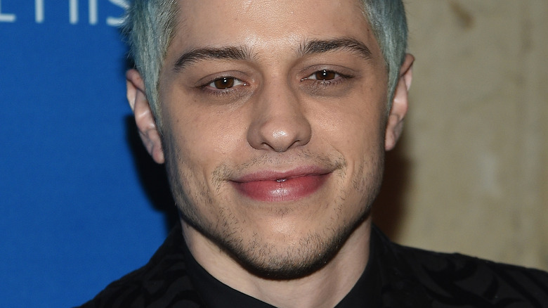 Pete Davidson souriant