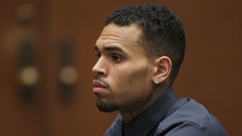 Chris Brown porte une boucle d'oreille